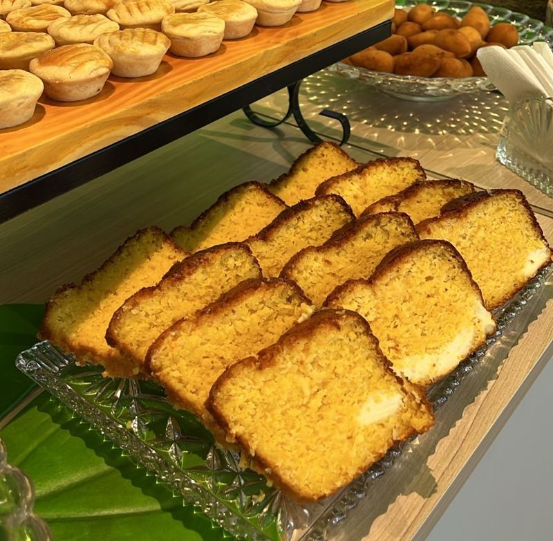 Bolo de milho em fatias e empadinhas num coffee break