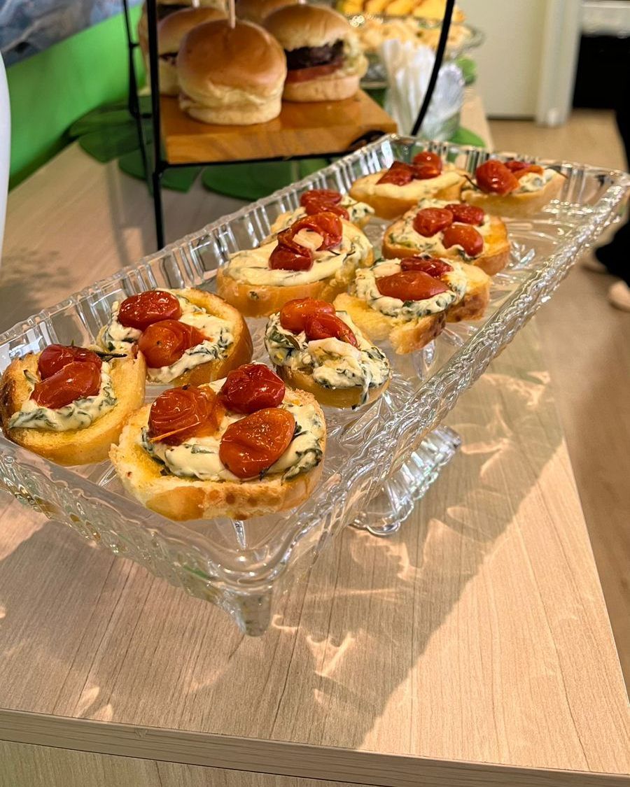 Bruschettas com tomate assado num coffee break servido pelo Buffet Anciã