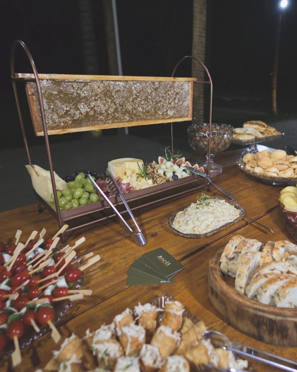 Mesa de frios com favo de mel, pães e espetinhos de tomate e muçarela servida pelo Buffet Anciã