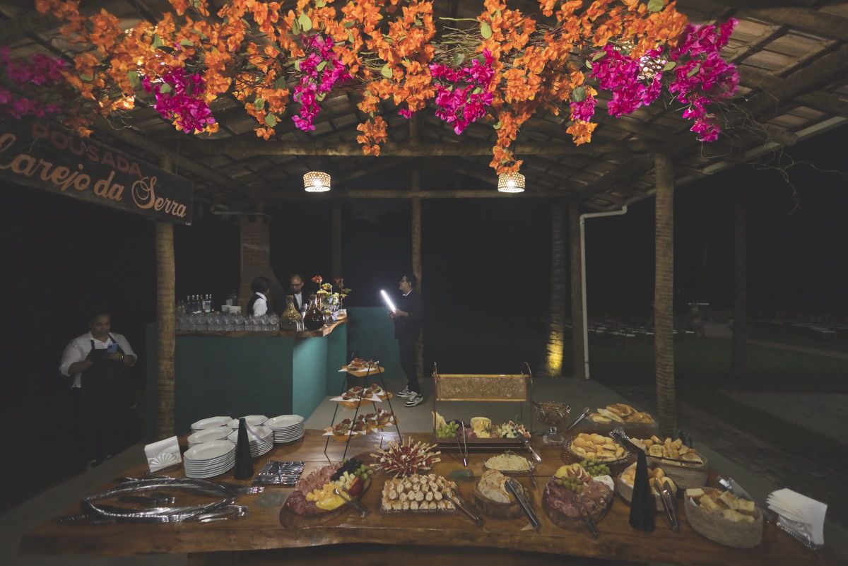 Buffet montado sob um caramanchão de flores