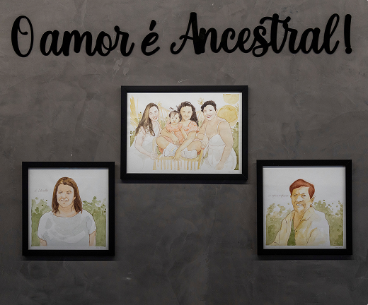 Parede da Anciã com a frase O amor é ancestral e três retratos da família pintados em aquarela